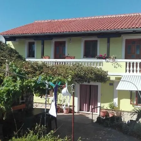 Neve Apartment Veli Rat